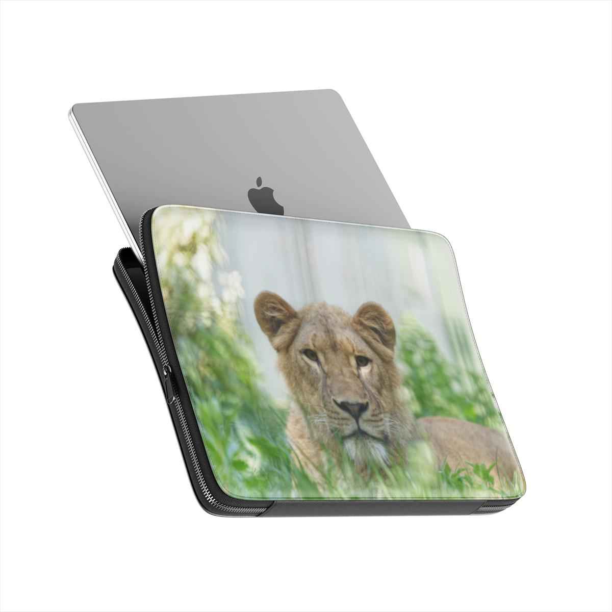 Premium laptophoes met leeuwinprint – detail