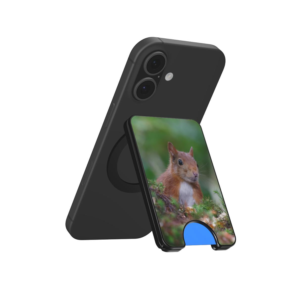 Eekhoorn op mos Magnetic Wallet gebruikt als telefoonstandaard