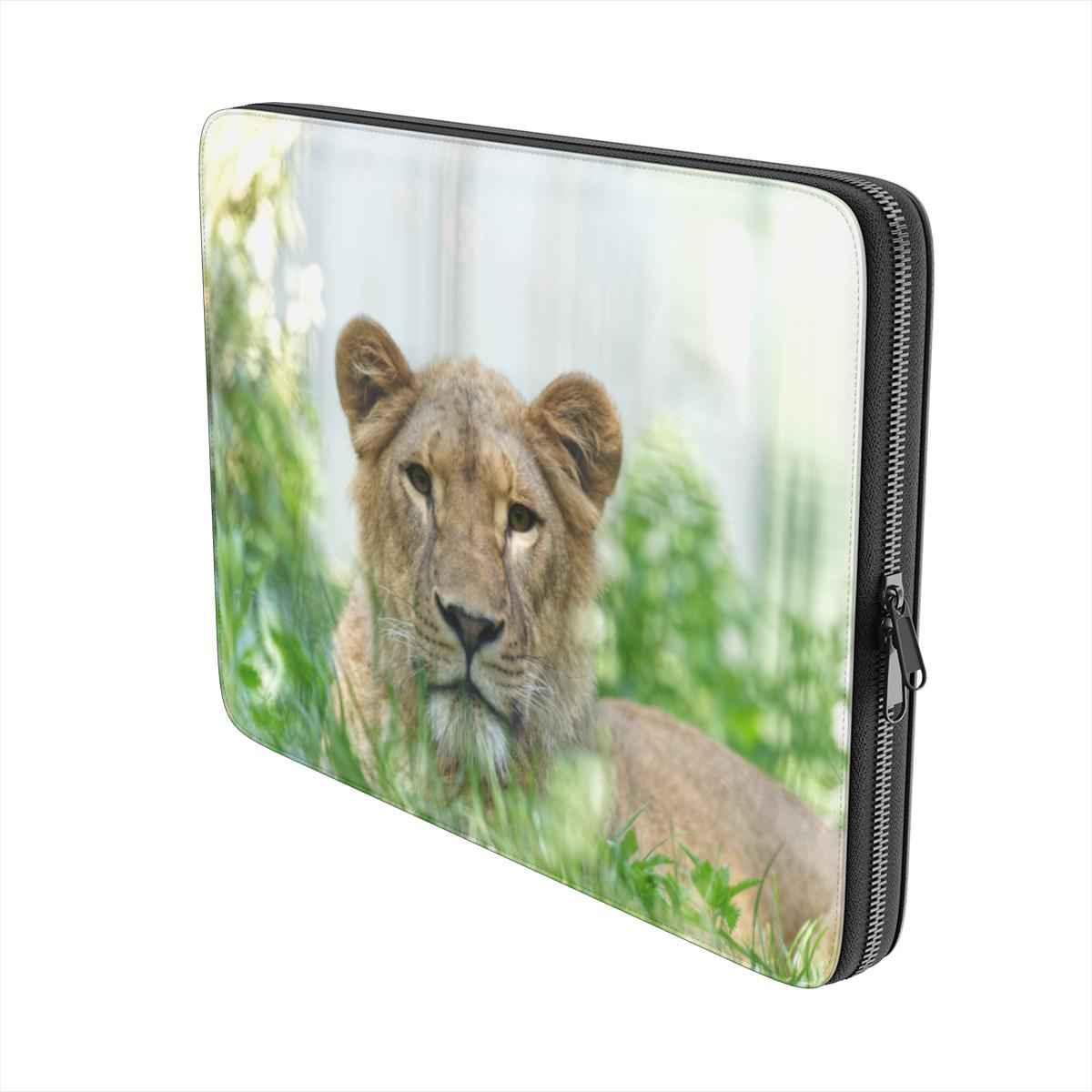 Laptop sleeve met leeuwinmotief – achteraanzicht