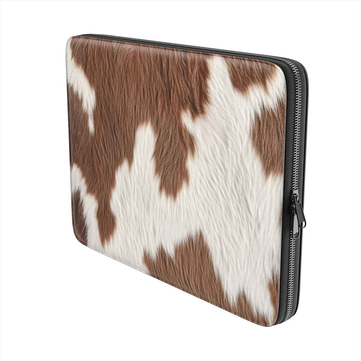 Schuin zijaanzicht van roodbonte koeienprint laptopsleeve met zwarte rits