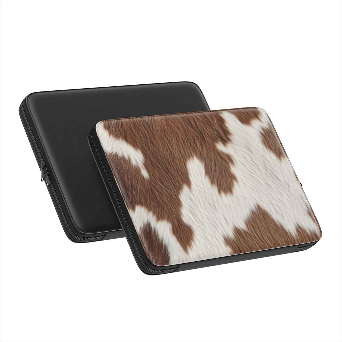 Voor- en achterzijde van Premium Laptop Sleeve met roodbonte koeienprint