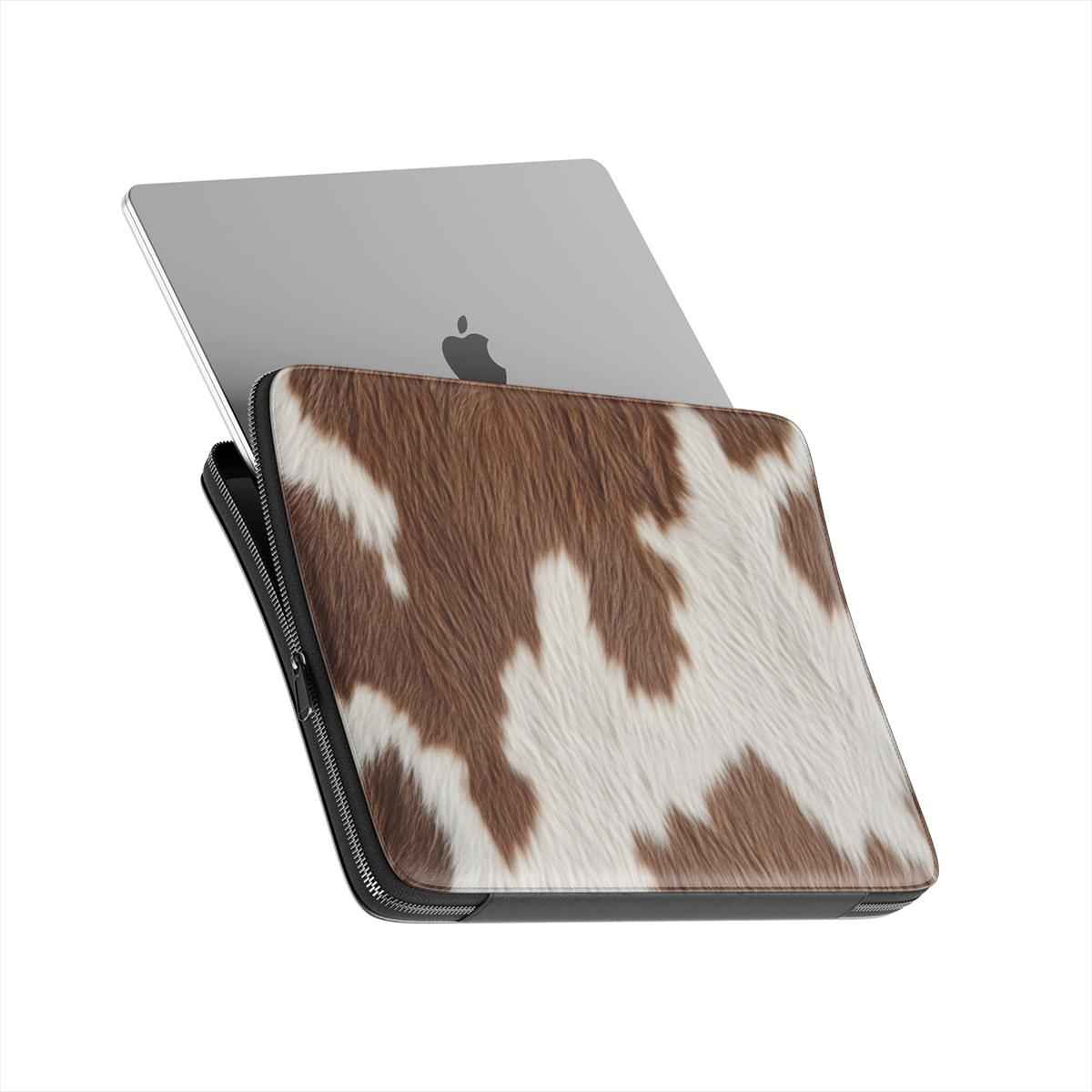 MacBook gedeeltelijk in roodbonte koeienprint Premium Laptop Sleeve