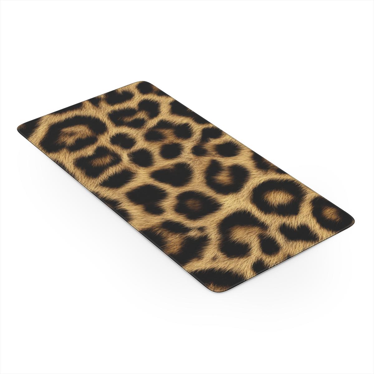 Schuin aanzicht van panterprint desk mat voor bureau