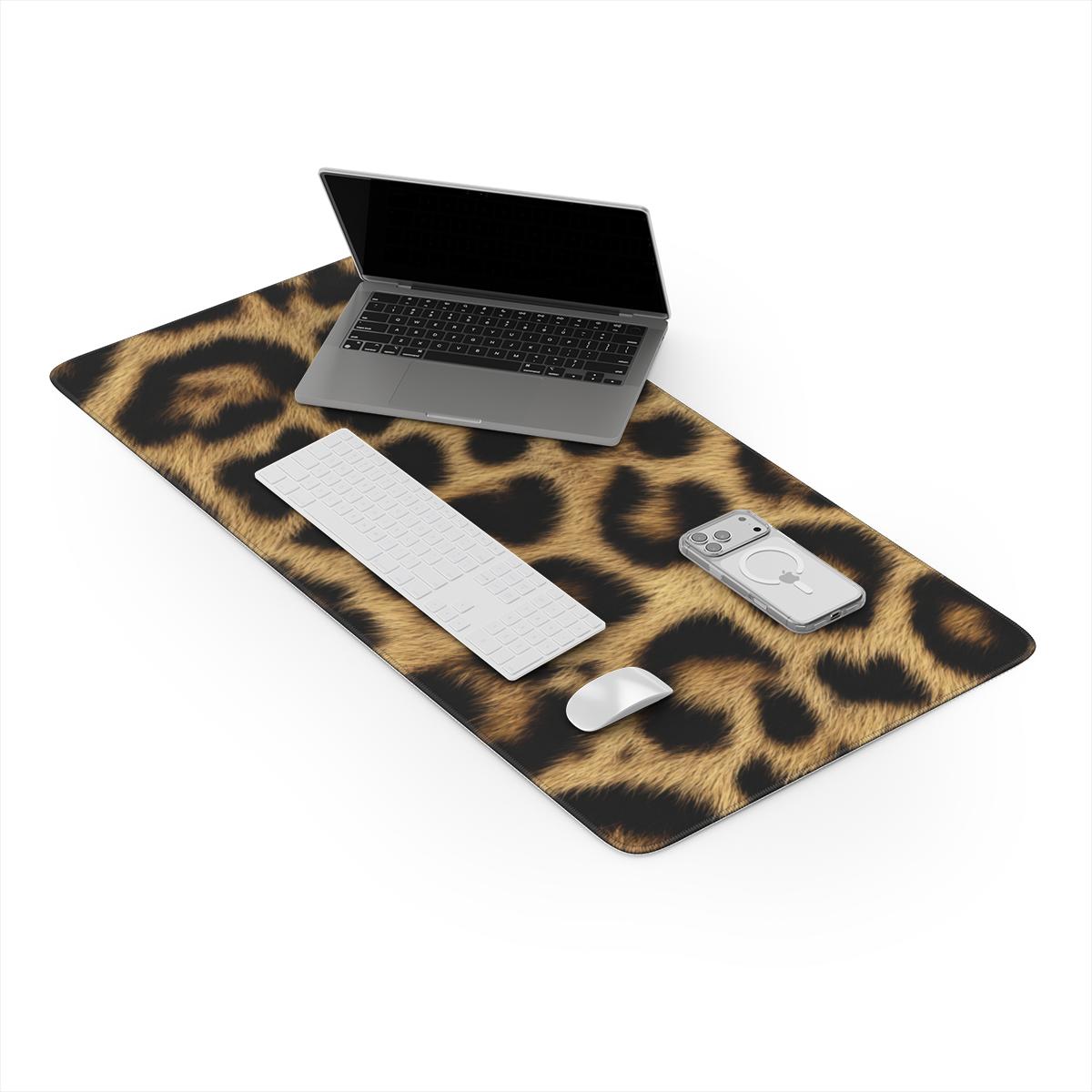 Panterprint bureauonderlegger met laptop, toetsenbord en muis