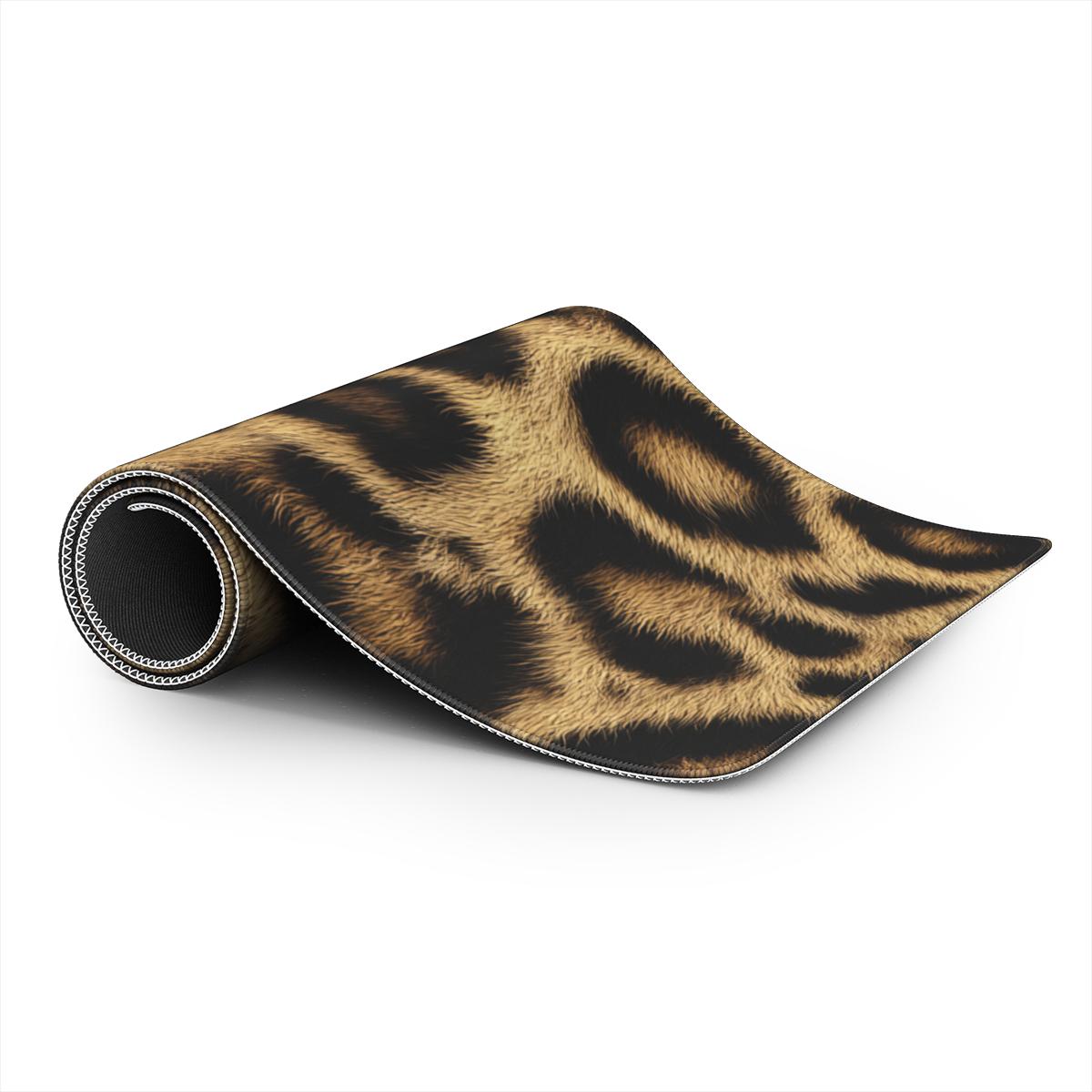 Opgerolde flexibele desk mat met panterprint