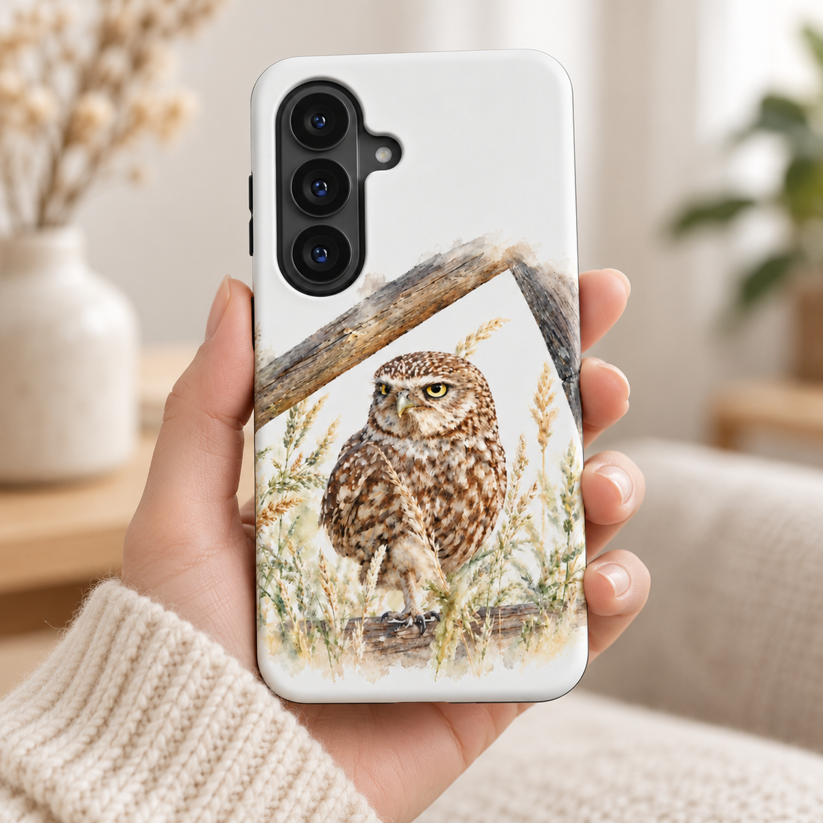Samsung-hoesje met Steenuil in aquarelstijl in de hand, met de bedrukte achterkant en camera-uitsparing zichtbaar.