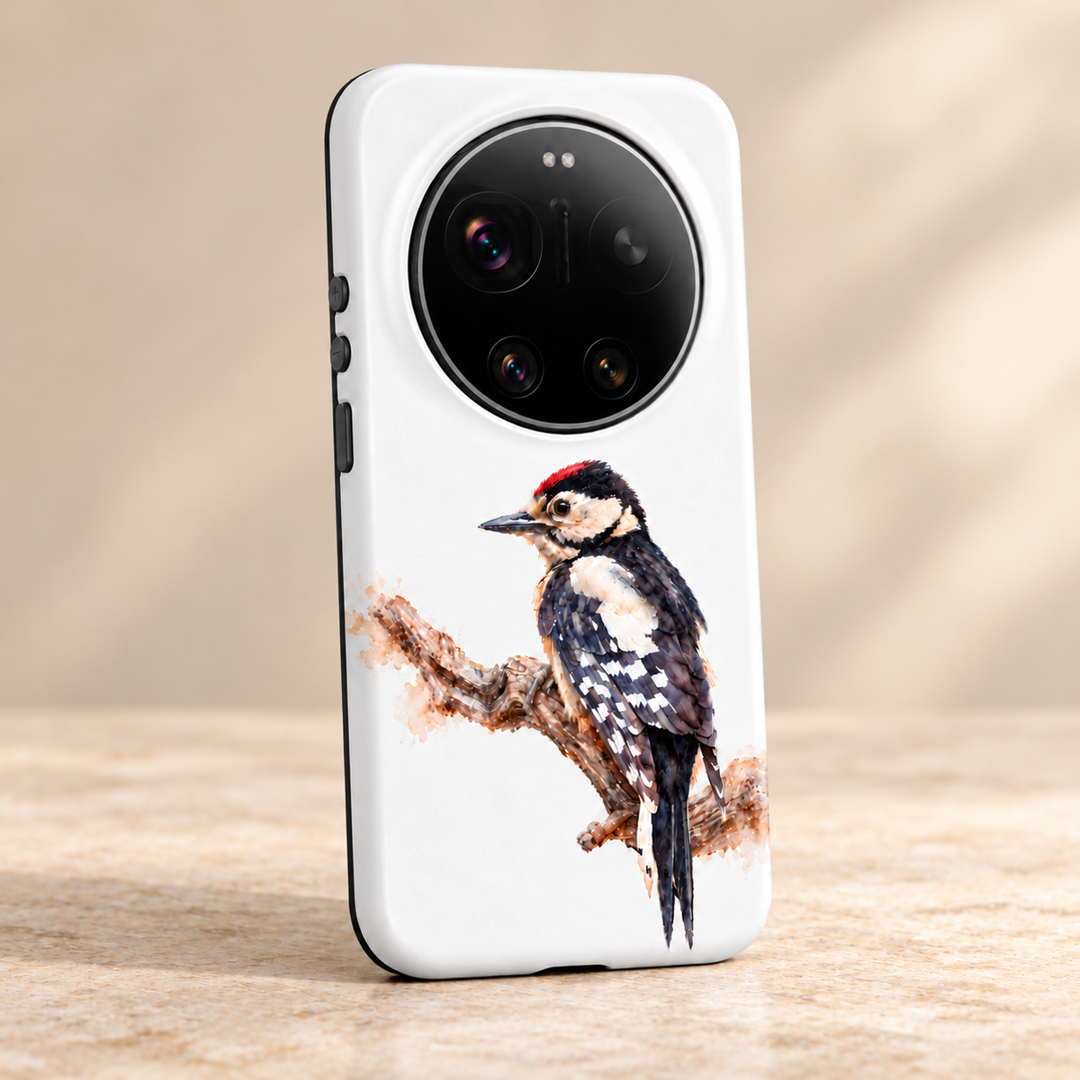 Xiaomi 17 Ultra Tough Case met Grote Bonte Specht in aquarelstijl, staand op een beige stenen ondergrond.