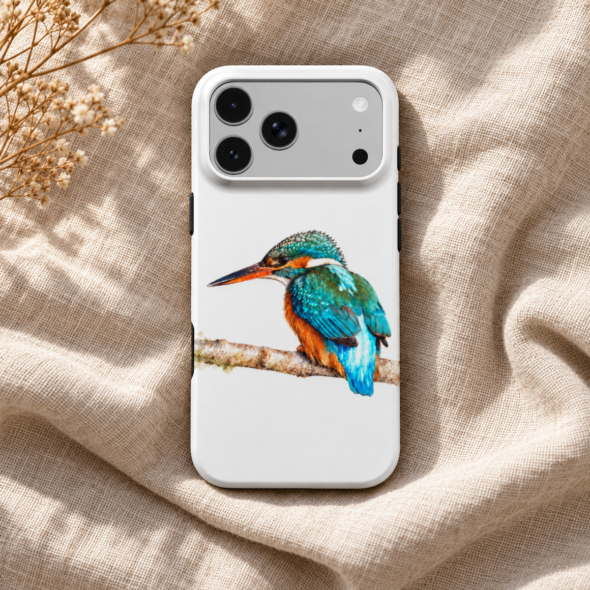 Wit iPhone-hoesje met IJsvogel in aquarelstijl, van achteren gefotografeerd op naturel linnen.