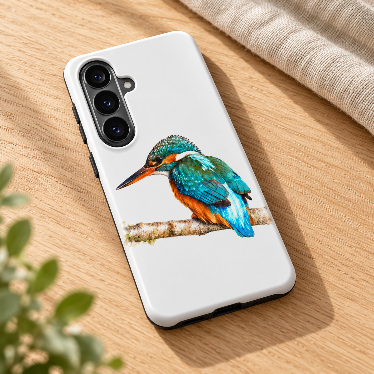 Samsung-hoesje met IJsvogel in aquarelstijl, diagonaal op een houten tafel met naturel linnen.