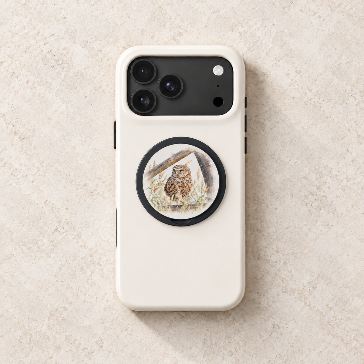 Wit telefoonhoesje met gesloten magnetische grip met Steenuil in aquarelstijl, op lichte steen.