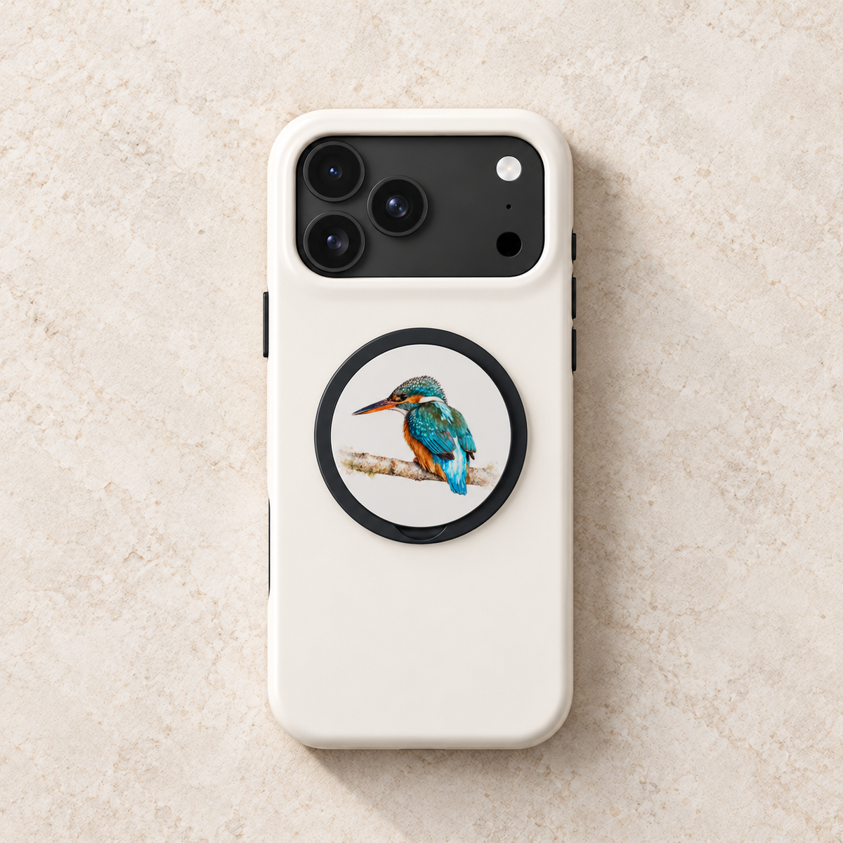 Wit telefoonhoesje met gesloten magnetische grip met IJsvogel in aquarelstijl, op lichte steen.