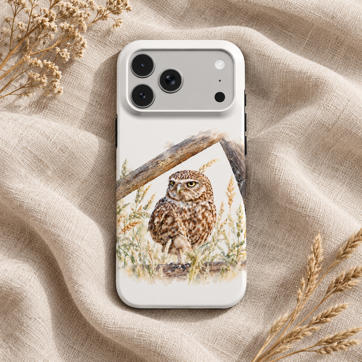 Wit iPhone-hoesje met Steenuil in aquarelstijl, van achteren gefotografeerd op naturel linnen.