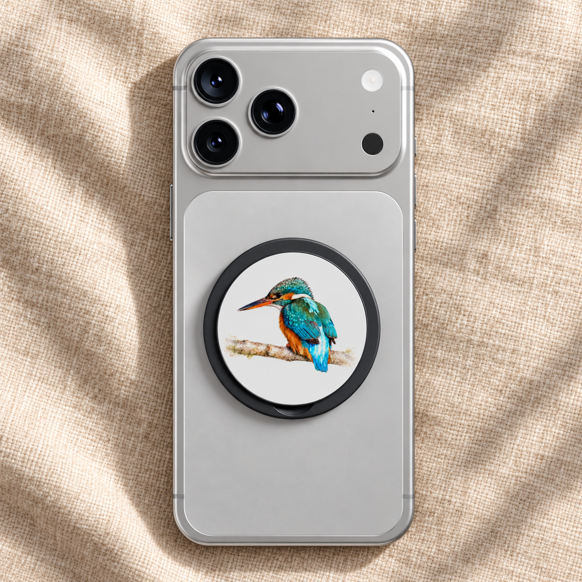 Zilveren telefoon met gesloten magnetic phone grip met IJsvogel in aquarelstijl, op naturel linnen.
