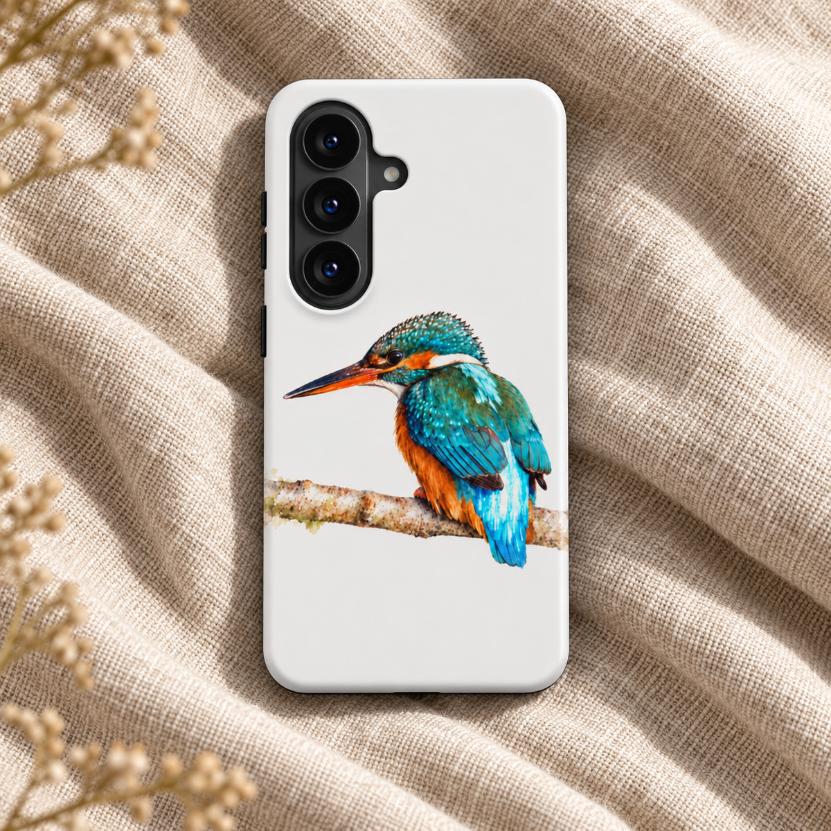 Wit Samsung-hoesje met IJsvogel in aquarelstijl, van achteren gefotografeerd op naturel linnen.