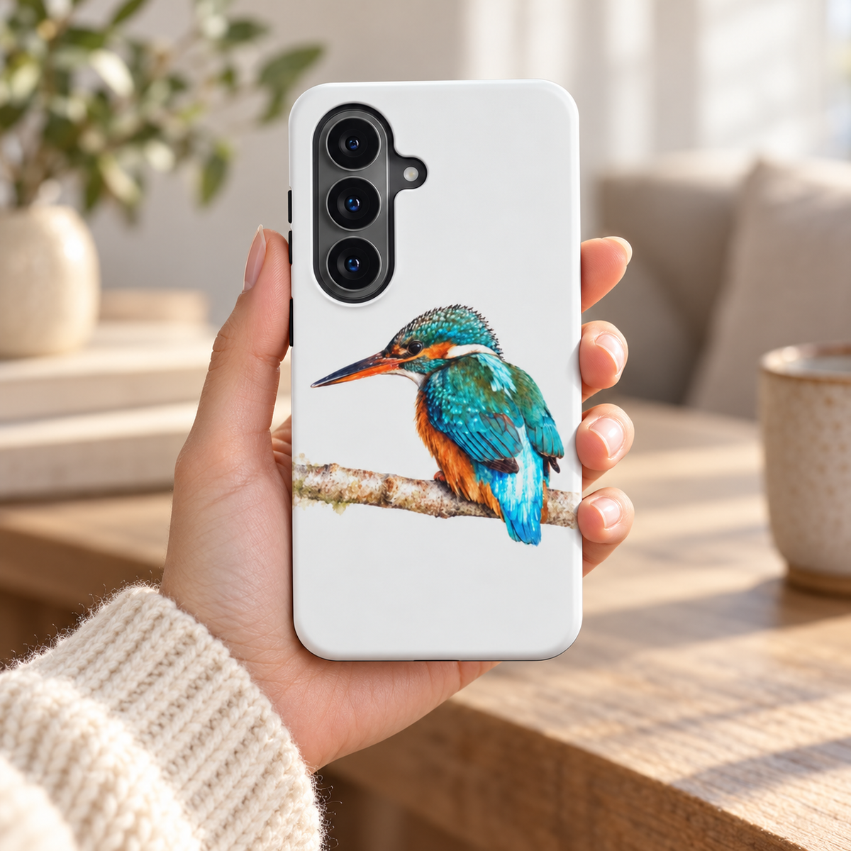 Samsung-hoesje met IJsvogel in aquarelstijl in de hand, met de bedrukte achterkant en camera-uitsparing zichtbaar.