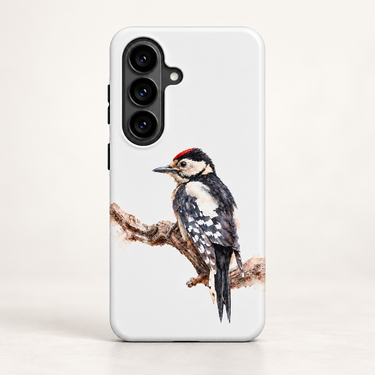 Achteraanzicht van een witte Samsung Tough Case met Grote Bonte Specht in aquarelstijl en verticale camera-uitsparing.
